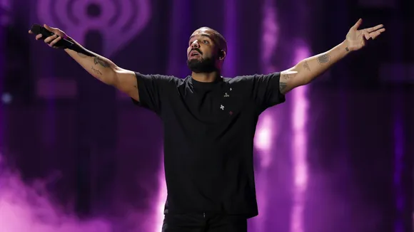 Drake Gives Pregnant Fan Money After 'Rich Baby Daddy' Sign Goes Viral 