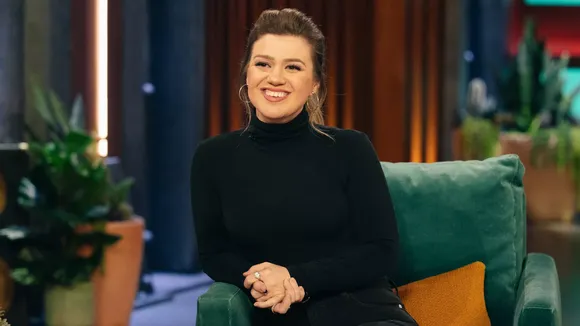 Kelly Clarkson Covers 'Over The Rainbow,' a Song Close to Her Family's Heart