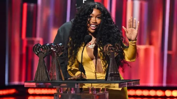 SZA's Bug Manicure at iHeartMusic Awards Makes a Statement