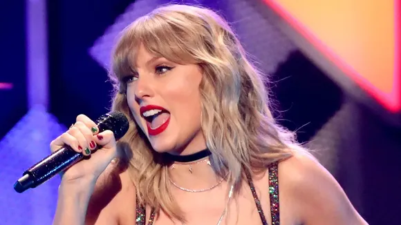 Taylor Swift Embraces Natural Look For Virtual iHeartRadio Awards Speech