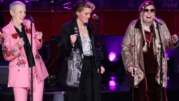 Joni Mitchell Performs Elton John's 'I'm Still Standing' at The Gershwin Prize Ceremony