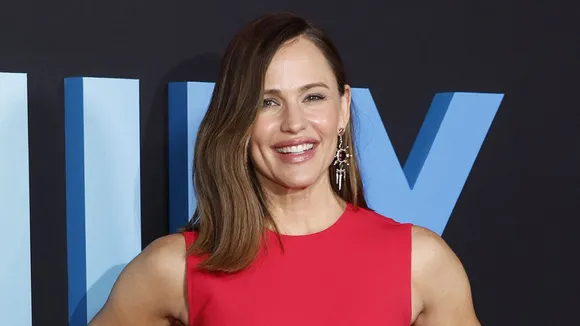 Jennifer Garner Plays Fun Pool Game With Her Children