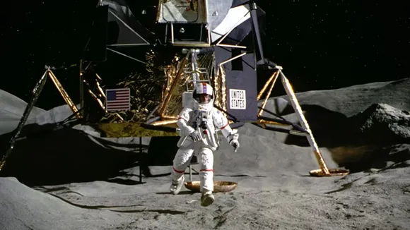 The Story Behind 'Apollo 13' Zero Gravity Scenes