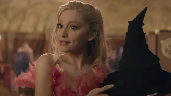 Ariana Grande Reacts to Paparazzi Hang-Gliding to Wicked Set: 'No Way!'