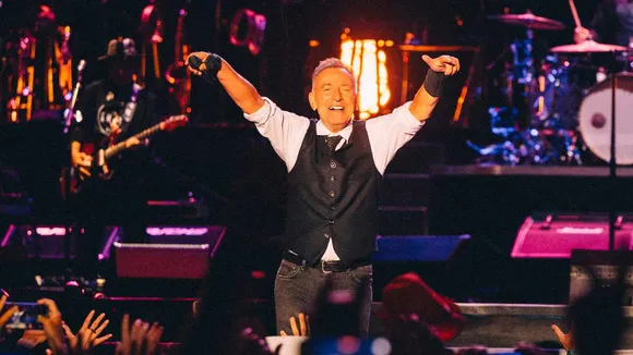 Bruce Springsteen Performs Emotional Duet With Wife Patti at Sea.Hear.Now Festival