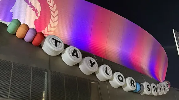 New Orleans Superdome Greets Taylor Swift With Giant Friendship Bracelet