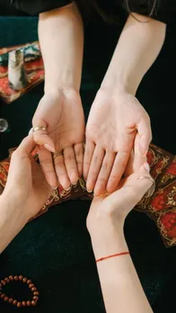  v sign meaning, hatheli par v ka nishan, 