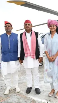 Priya Saroj With Her Father Toofani Saroj and SP Chief Akhilesh Yadav