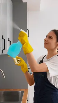 Cleaning wall tiles