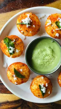 Classic South Indian Podi Idli with Ghee and Curry Leaves