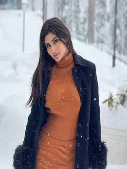 वादियों का आनंद लेती मौनी रॉय