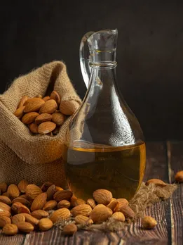 चेहरे पर बादाम का तेल लगाने से मिलेंगे ये फायदे