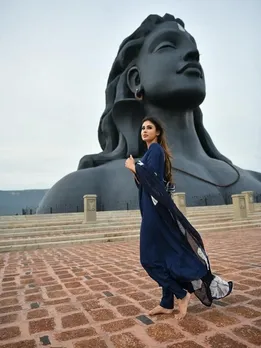 शिव भक्ति में डूबीं मौनी रॉय, यहां देखें तस्वीरें