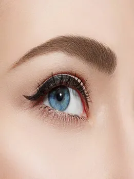 आइब्रो डैंड्रफ हटाने के लिए अपनाएं ये घरेलू नुस्खे