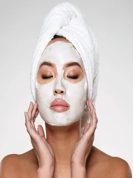 स्किन से जुड़ी समस्याएं दूर करे बेसन और दूध फेसपैक