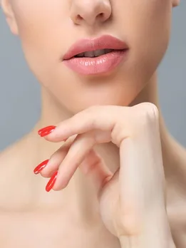 होंठों को गुलाबी बनाए ये तेल