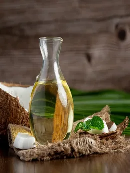 चेहरे पर नारियल तेल लगाने के फायदे