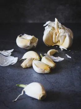 स्किन प्रॉब्लम्स को दूर करने के लिए लहसुन का ऐसे करें इस्तेमाल