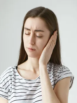 कान के दर्द से छुटकारा पाने के लिए अपनाएं ये घरेलू नुस्खे