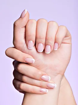 इन घरेलू टिप्स की मदद से नाखूनों का पीलापन करें दूर