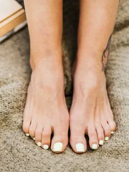 गर्मियों में पैरों को ऐसे बनाएं खूबसूरत