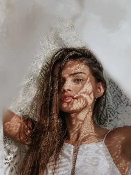 वे 5 संकेत जो बताते हैं कि आपके बाल हो गए हैं हीट डैमेज्ड