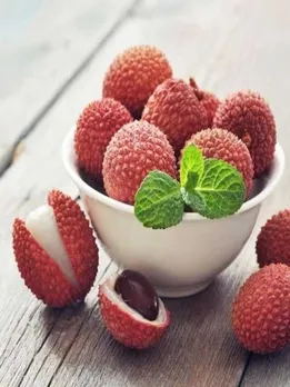 लीची के इस्तेमाल से बालों को बनाएं सिल्की और शाइनी