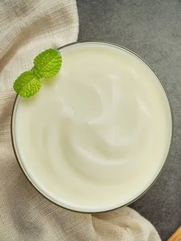 सॉफ्ट-शाइनी बालों के लिए दही हेयर मास्क