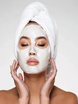चेहरे पर फेस पैक लगाने के कमाल के फायदे