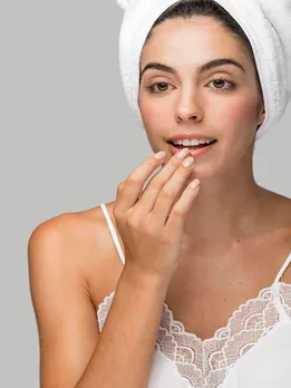 इन घरेलू नुस्खे की मदद से होठों की रंगत को रखें बरकरार