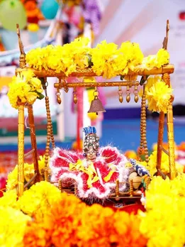 जन्माष्टमी पर श्री कृष्ण को क्यों चढ़ाएं चांदी की बांसुरी, जानें कारण