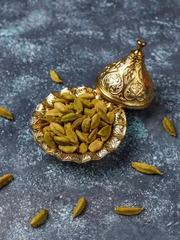 रात में सोने से पहले खाएं इलायची, मिलेंगे ये बेहतीन फायदे