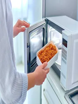 माइक्रोवेव में गलती से भी ना करें इन 5 चीज़ों को गर्म