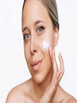सोने से पहले चेहरे पर कच्चा दूध लगाने के ये हैं 6 फायदे