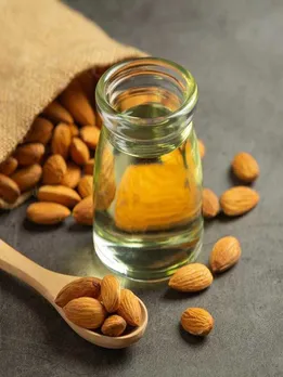 दो बूंद बादाम तेल से ऐसे बनाएं स्किन को हेल्दी