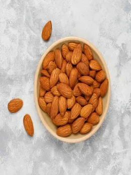 बादाम के छिलकों को फेंकने से पहले जान लें इसके चमत्कारी फायदे