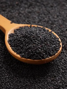 सर्दियों में काले तिल खाने के 6 कमाल के फायदे