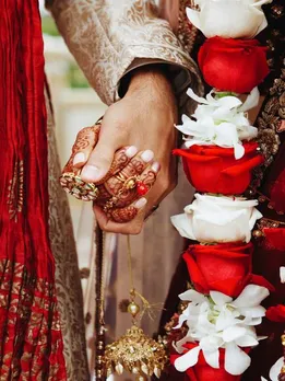 Vastu Tips: मैरिड लाइफ में प्यार कैसे बढ़ाएं