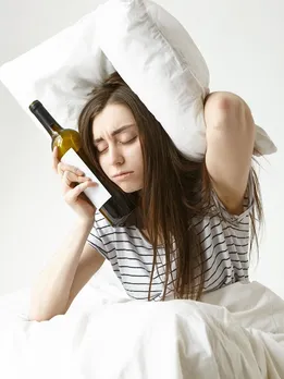 हैंगओवर से छुटकारा पाने के लिए अपनाएं ये नुस्खे