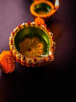 Vastu Tips: पूजा के दौरान दीपक जलाने में ना करें ये 6 गलतियां