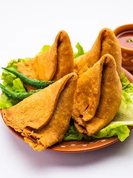 समोसा से घी तक, ये 5 खाद्य पदार्थ विदेशों में हैं प्रतिबंधित लेकिन भारत में चाव से खाते हैं लोग