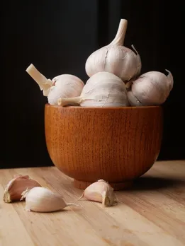 Garlic Benefits: गर्म पानी के साथ लहसुन के ये 5 फायदे जानकर हैरान रह जाएंगे