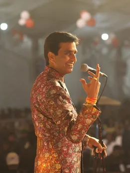 Kumar Vishwas: 53 के हुए कवि कुमार विश्वास, बचपन की दोस्त संग काटा केक