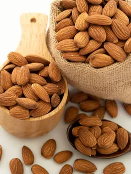 अगर आप भी इस तरह से खा रहे हैं बादाम तो हो जाएं सावधान, हो सकता है नुकसान