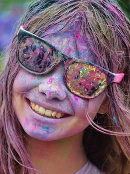 Holi के पक्के रंग छुड़ाने के 5 आसान घरेलू तरीके
