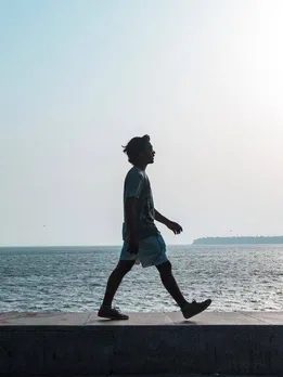 चलना आपके लिए क्यों है जरूरी, यहां जानें फायदे