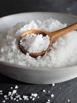 ज्यादा नमक खाते हैं तो हो जाएं सावधान, घेर सकती हैं गंभीर बीमारियां