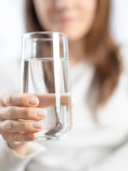 कहीं आप भी तो नहीं कर रहे हैं गलती? जान लिजिए पानी पीने का सही तरीका