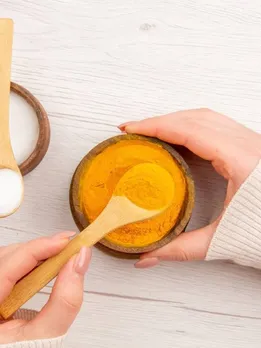 रात को स्किन पर हल्दी लगाने के 5 जबरदस्त फायदे
