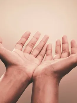 सुबह उठते ही दोनों हथेलियों को देखना क्यों माना जाता है शुभ?